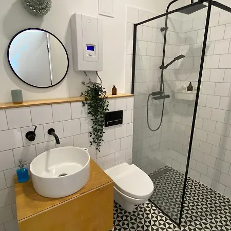 公寓 Spacious 2-room With Balcony *